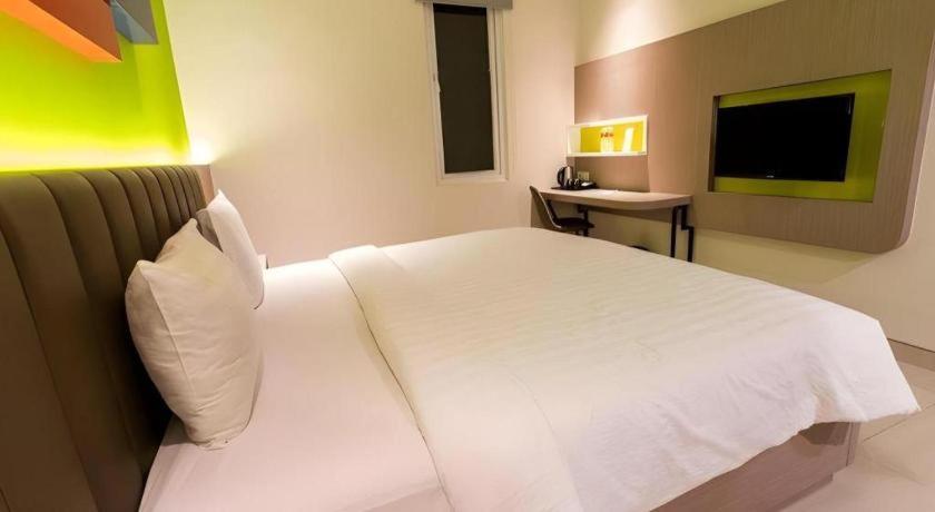Zoom Dharmahusada Hotel سورابايا المظهر الخارجي الصورة