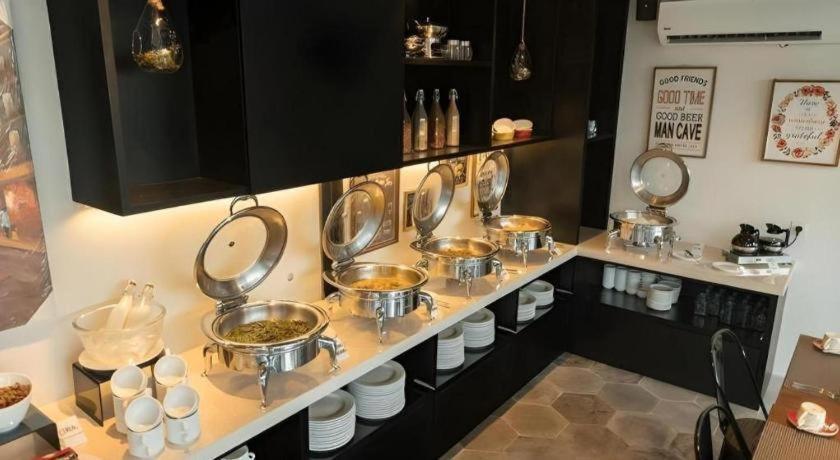Zoom Dharmahusada Hotel سورابايا المظهر الخارجي الصورة