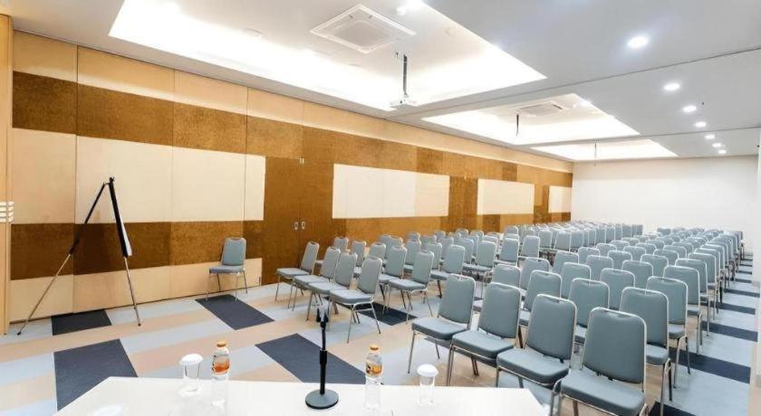 Zoom Dharmahusada Hotel سورابايا المظهر الخارجي الصورة