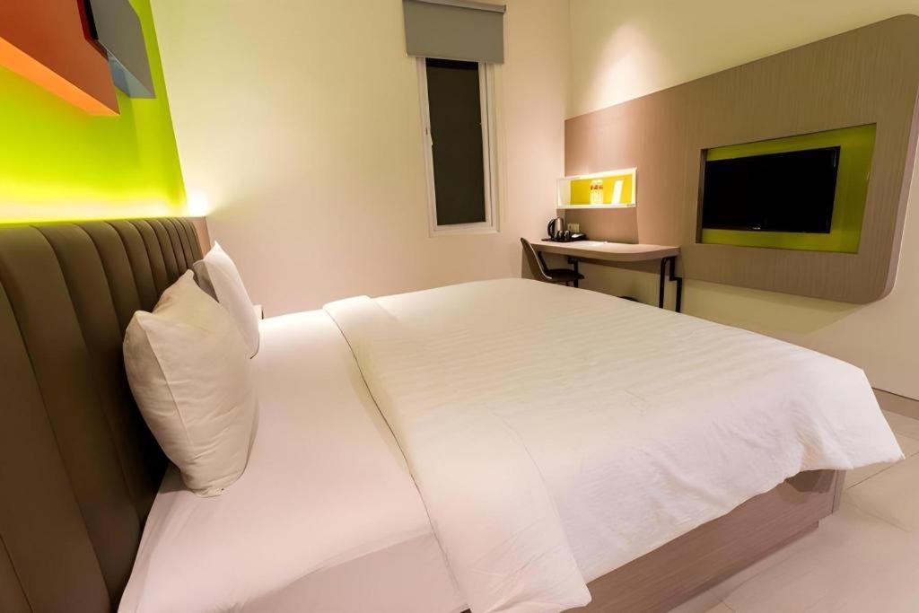 Zoom Dharmahusada Hotel سورابايا المظهر الخارجي الصورة